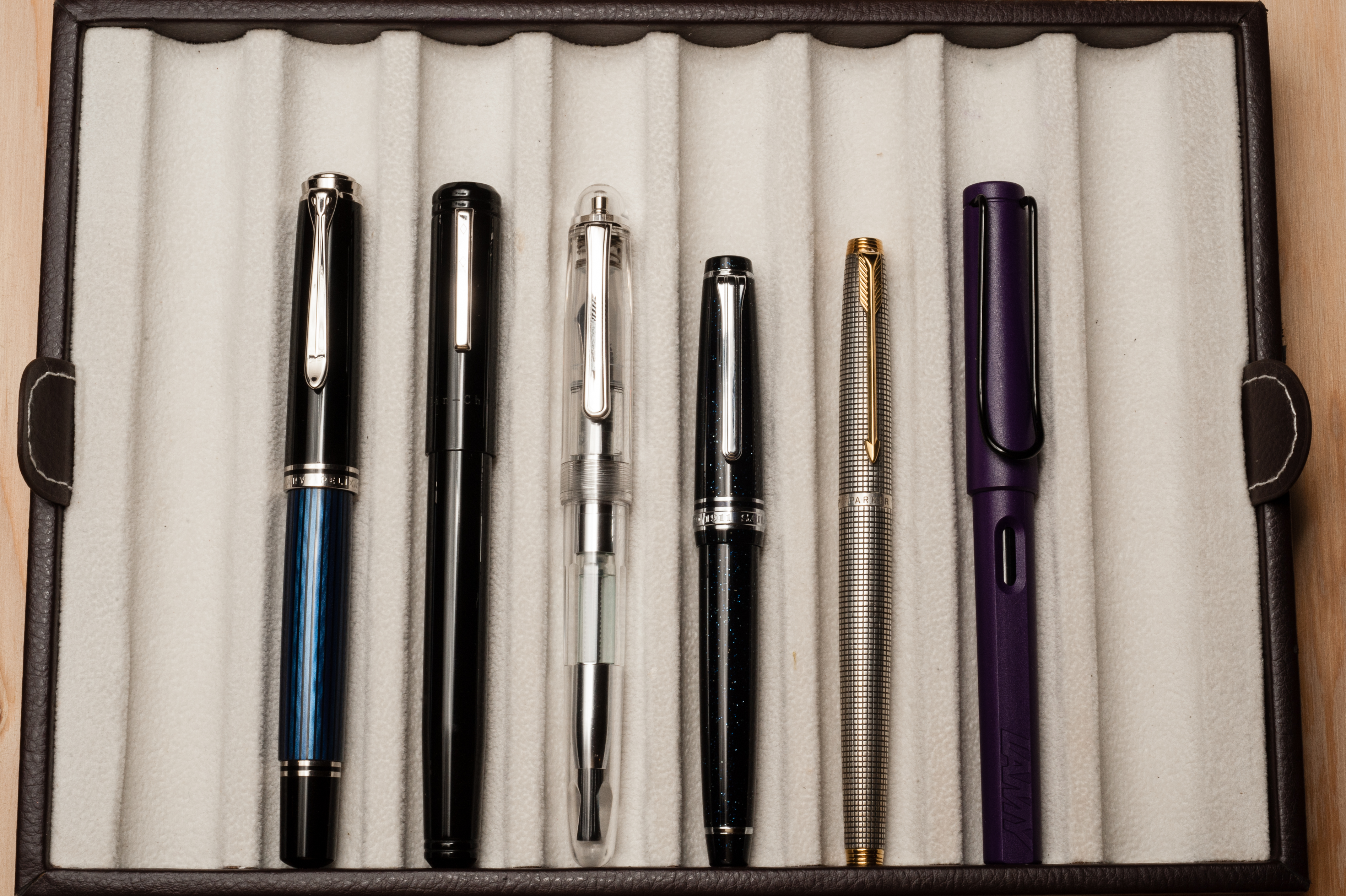 Closed pen from left to right: Pelikan M805, Franklin-Christoph Model 20, Platim Century 3776, Sailor Pro Gear Slim, Parker 75, and Lamy Safari