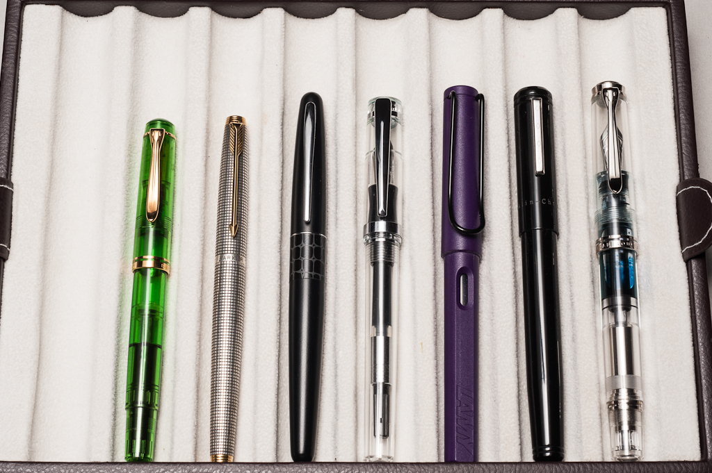 Closed pens from left to right: Pelikan M200, Parker 75, Pilot Metropolitan, *Nemosine Singularity*, Lamy Safari, Franklin-Christoph Model 20, and Pelikan M805