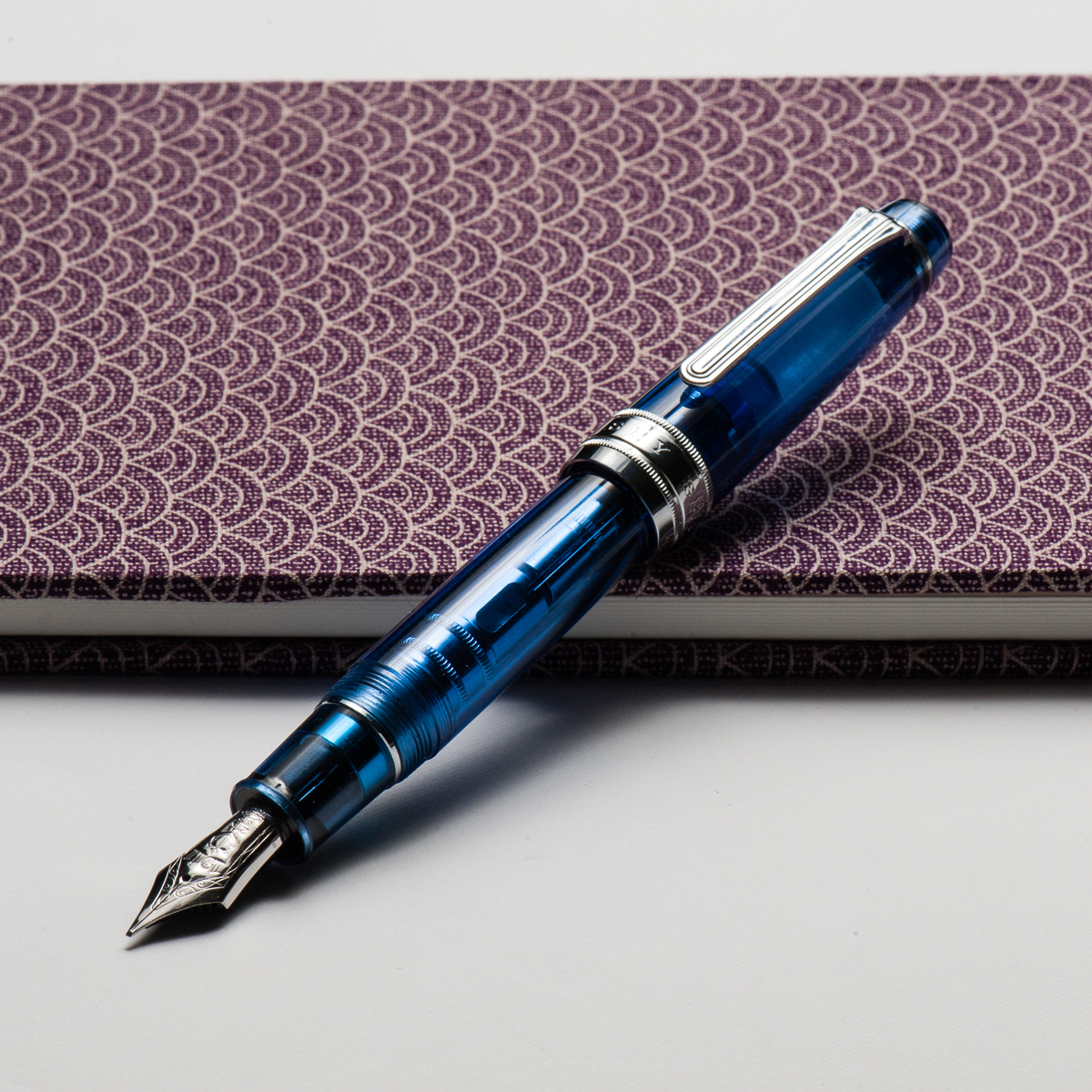 Review: Sailor Professional Gear King of Pen (Sky, Broad Cursive Italic  Nib) – Hand Over That Pen